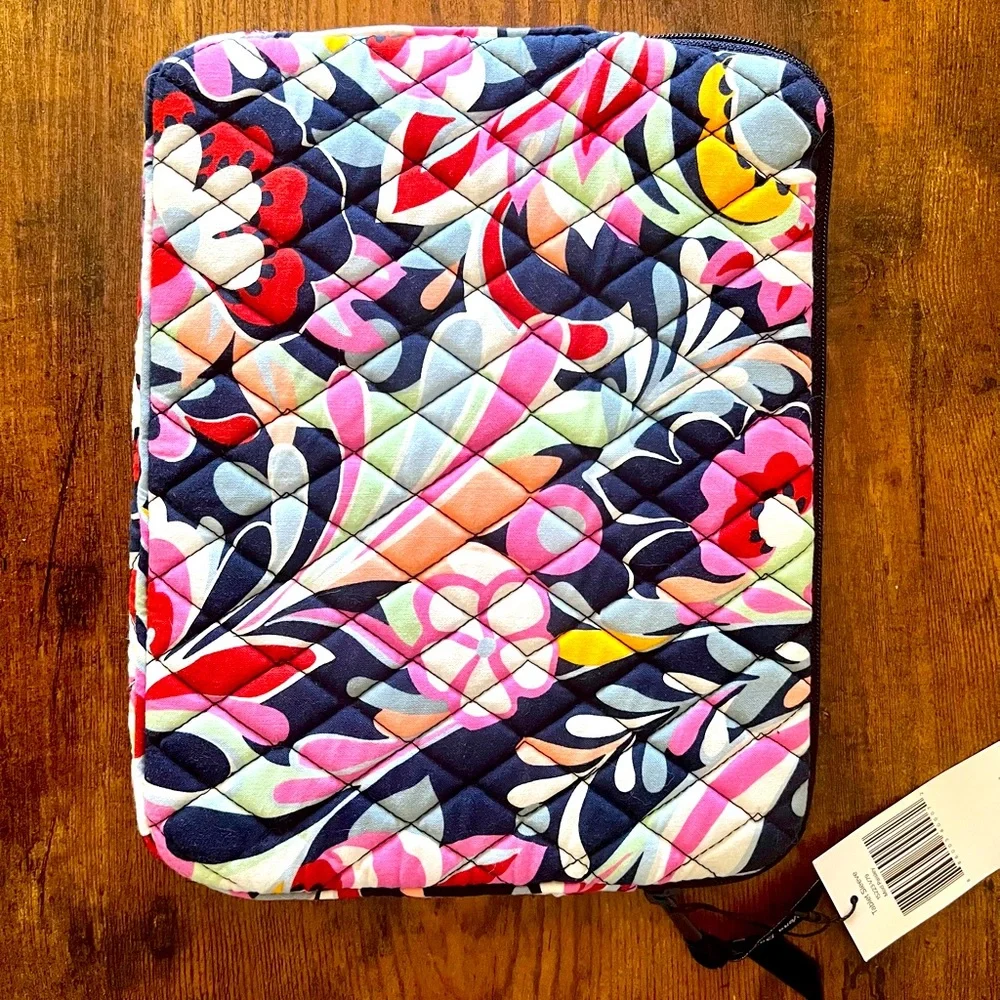 NWT. Vera Bradley tablet case or small travel pouch. Mod Paisley design